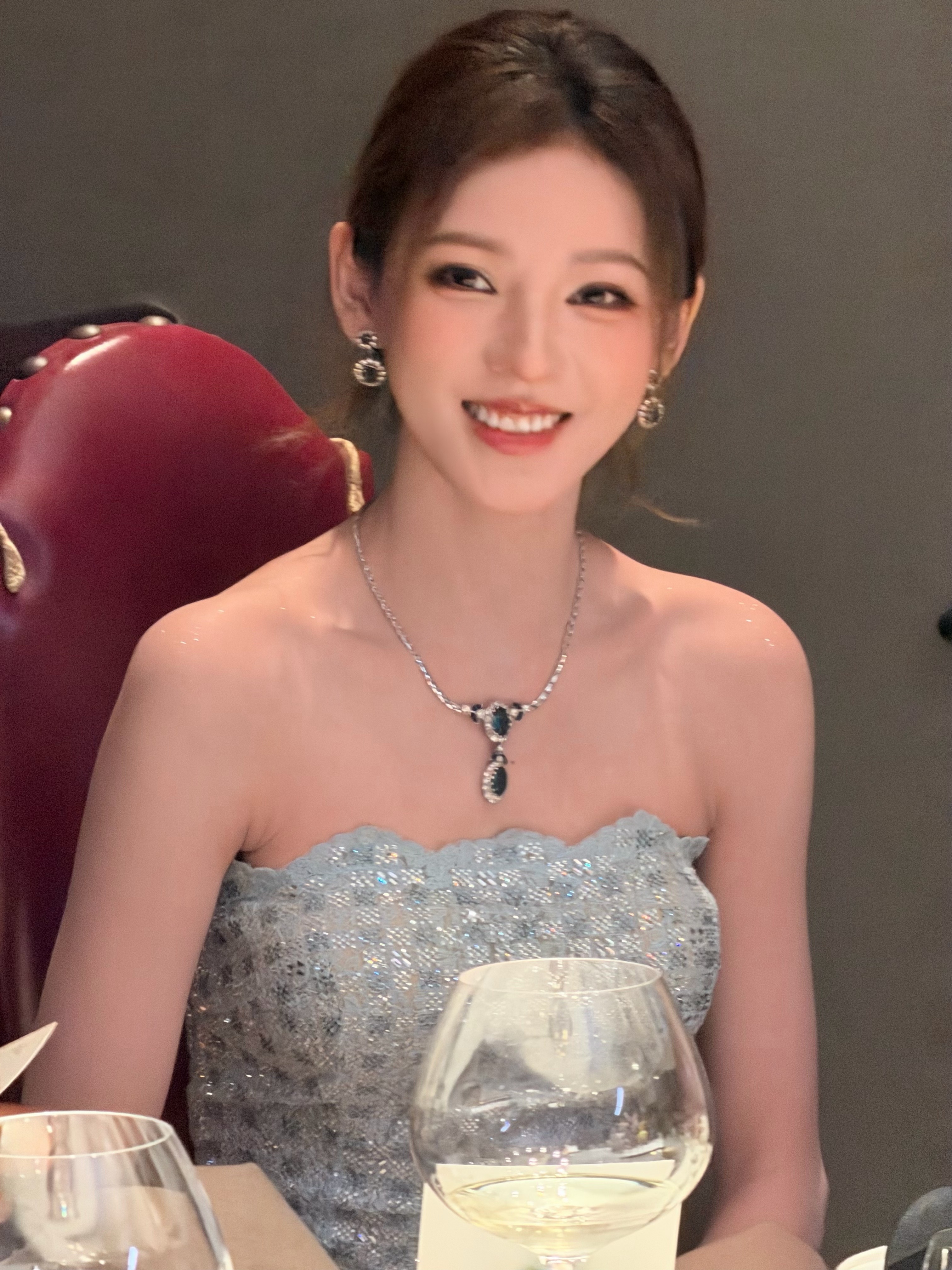 参加晚宴张予曦坐对面 是谁这么幸运，晚宴上的张予曦完全仪态大方优雅千金来的 