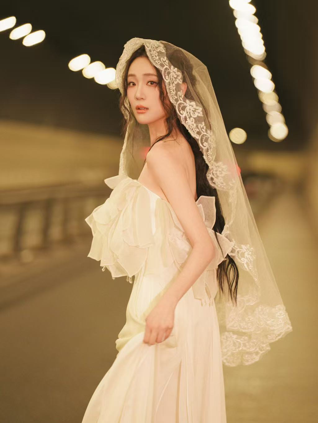 张可盈发话要亲遍男顶流来看无限超越班毕业盛典上的可可，太美了～白色纱裙又仙又美，