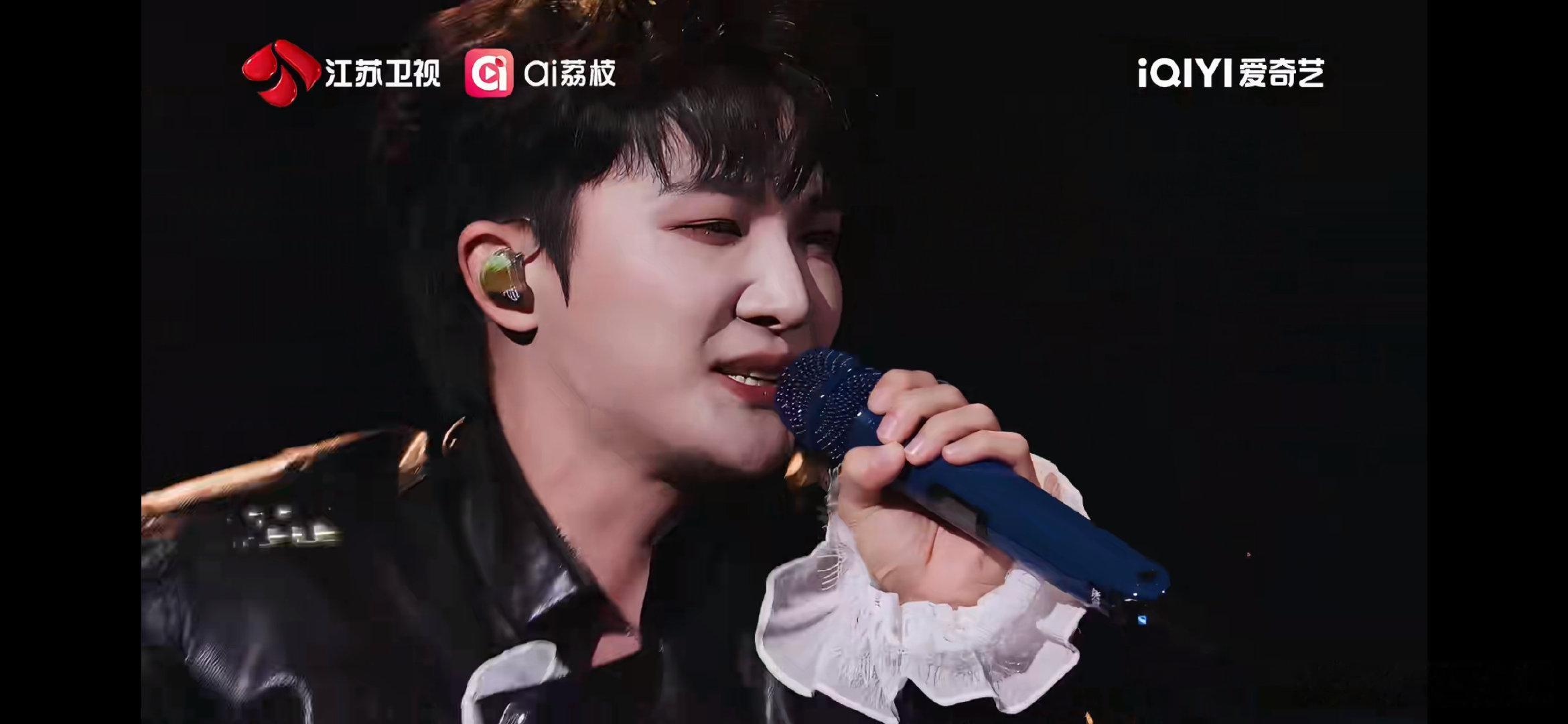 周深《象人》舞台太绝了！高音直接撕开情绪边界，突破性演绎刺破所有壁垒，每一段旋律