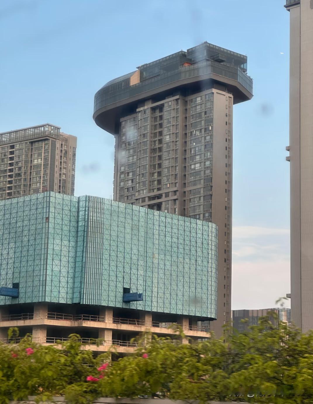 这个顶楼是干什么的呀？
每次二环路过都要思考这个顶部的建筑是干嘛？