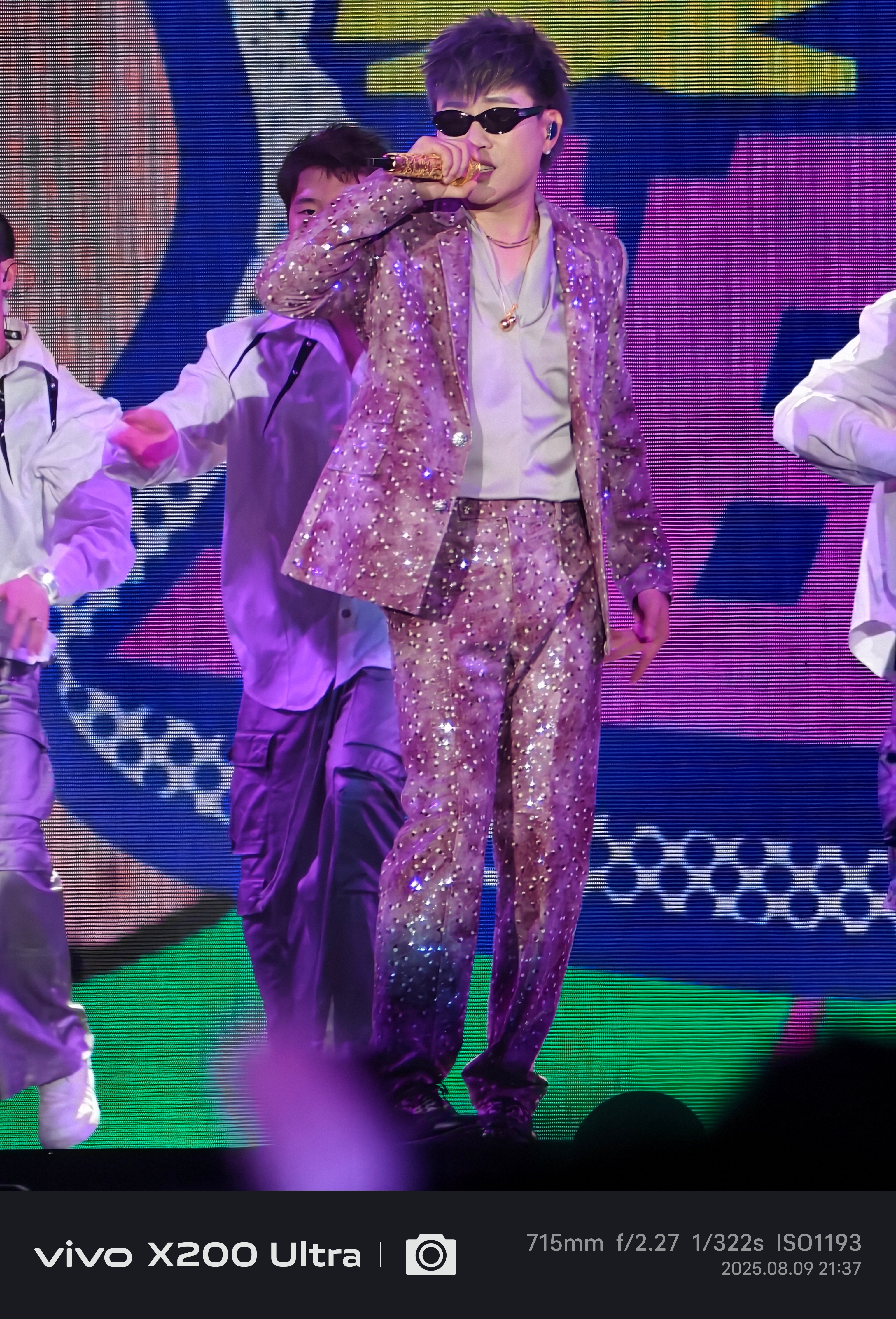 为什么说现在蓝厂就是演唱会神器？看一下这张照片大家就知道了。vivo X200 