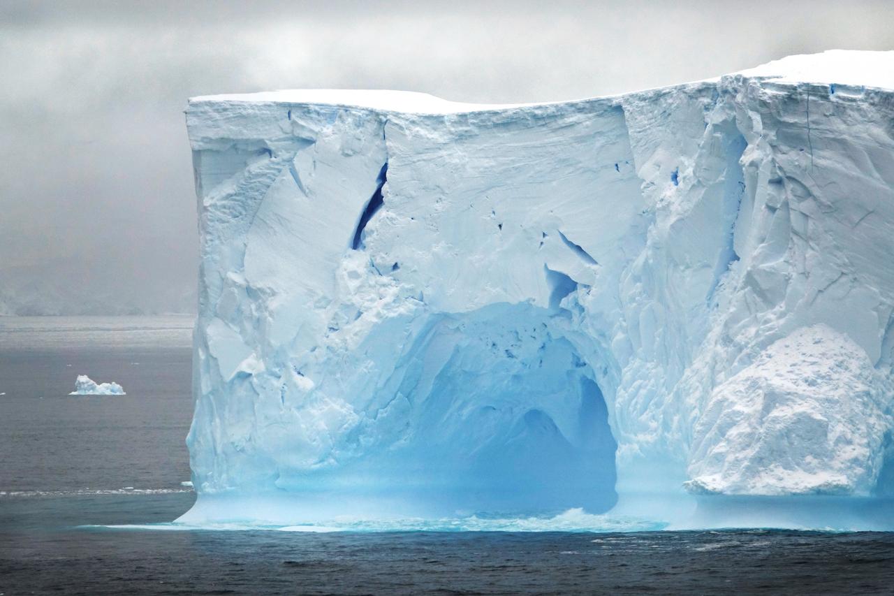 【南极邮轮第八天，南极拍浮冰】南极旅行 1月12号因天气原因返航， 尽管心中满是