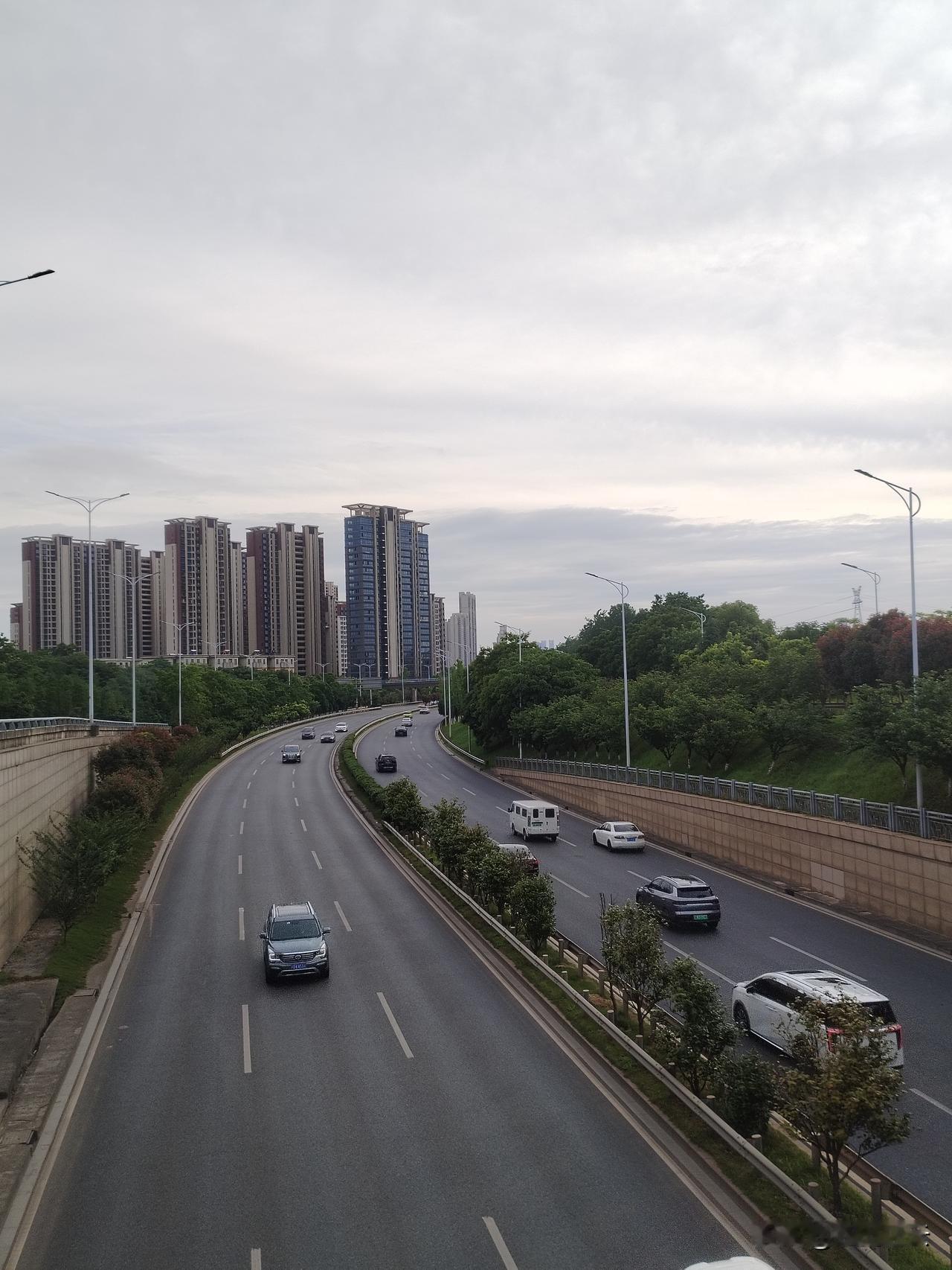 你觉得A股会在6月翻身吗5.29，科技股大跌，地产白酒老登股大涨，看似跷跷板，其