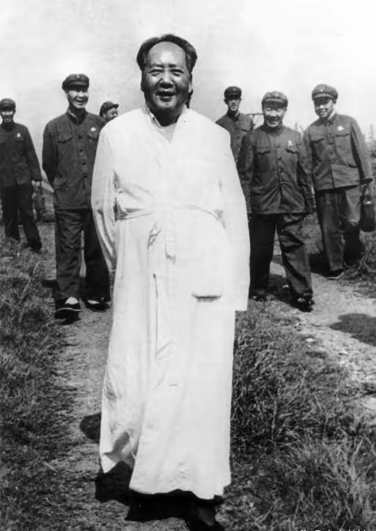 尘封半世纪珍贵旧照！1967年毛主席驻足江城武汉，一张影像藏厚重岁月
 
很多人
