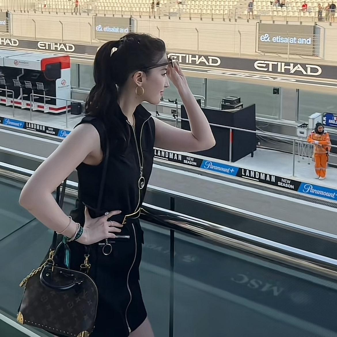 38岁的刘亦菲：轻盈转身中的自我宣言

在近日的公开活动中，刘亦菲身着一袭剪裁利