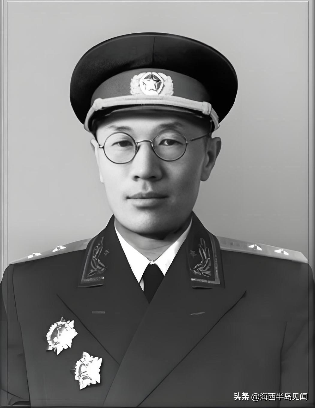 他23岁任东北军少校营长。31岁任东北军667团团长，秘密加入中共特别党员。41