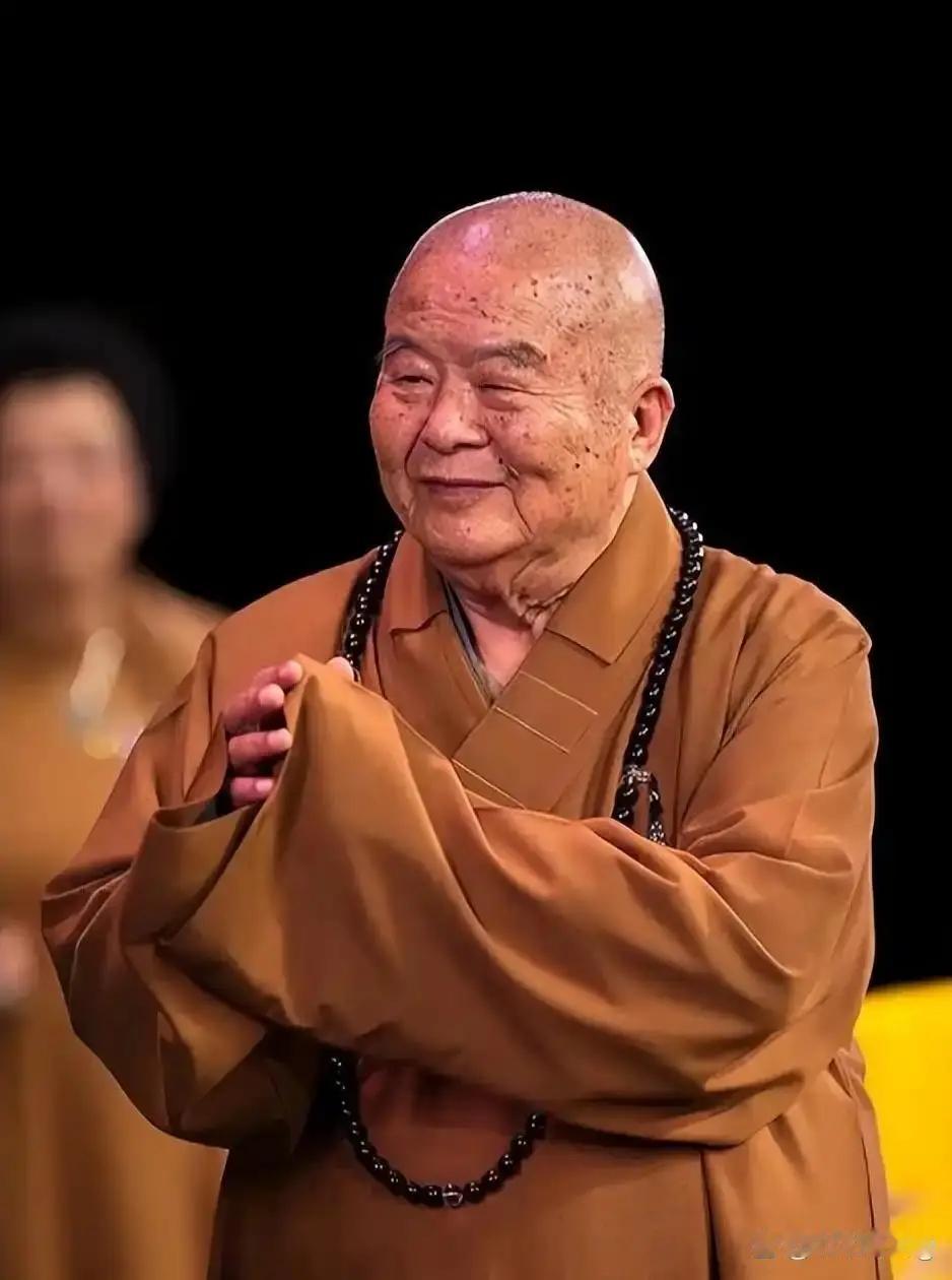 杨澜曾犀利发问星云大师："以前说佛渡有缘人，现在却成了佛渡有钱人，您怎么看？"面
