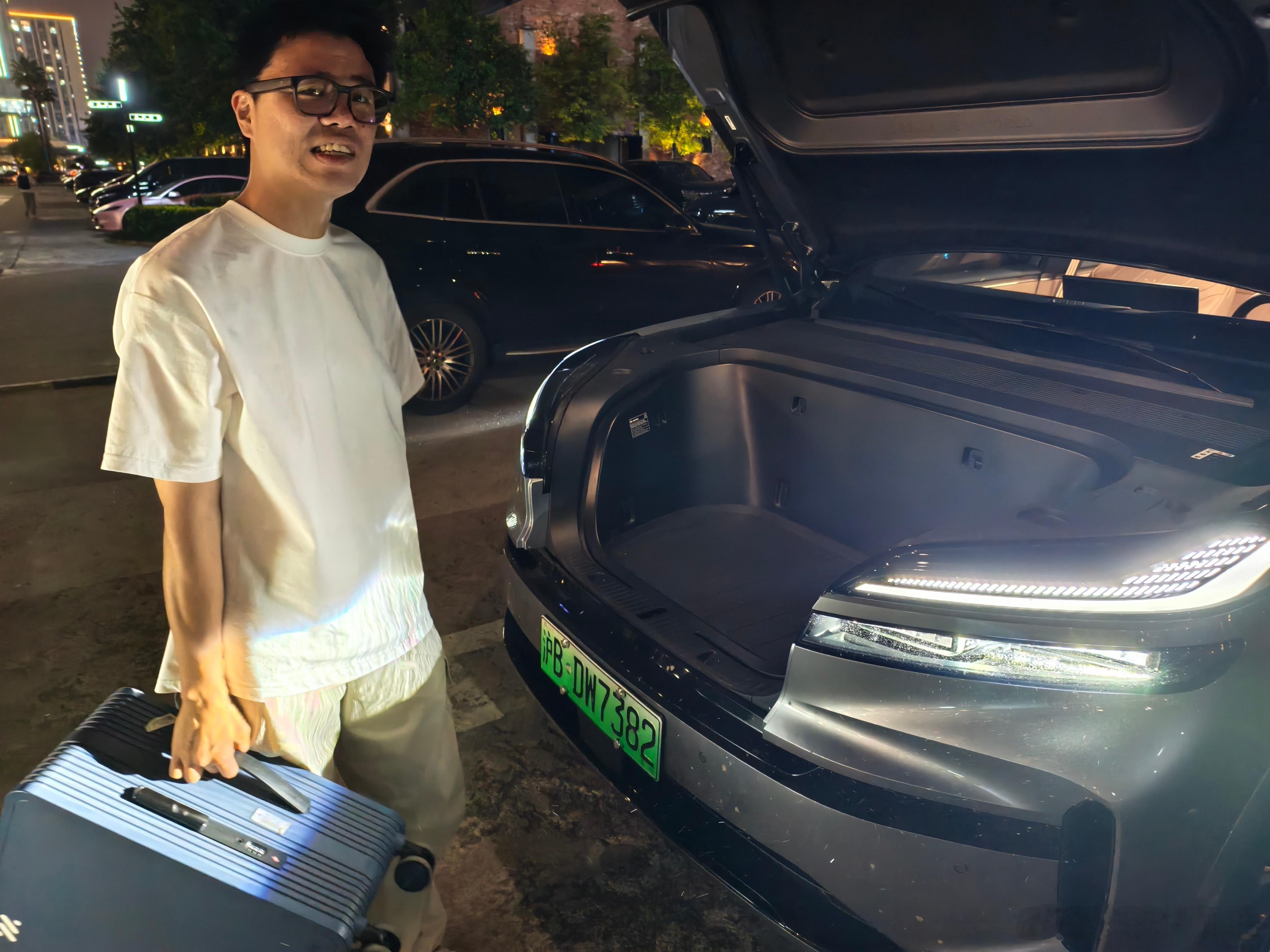 开后备厢没那么方便怎么办？非常自然地打开前备厢。乐道 L90 前备厢开口足够大，