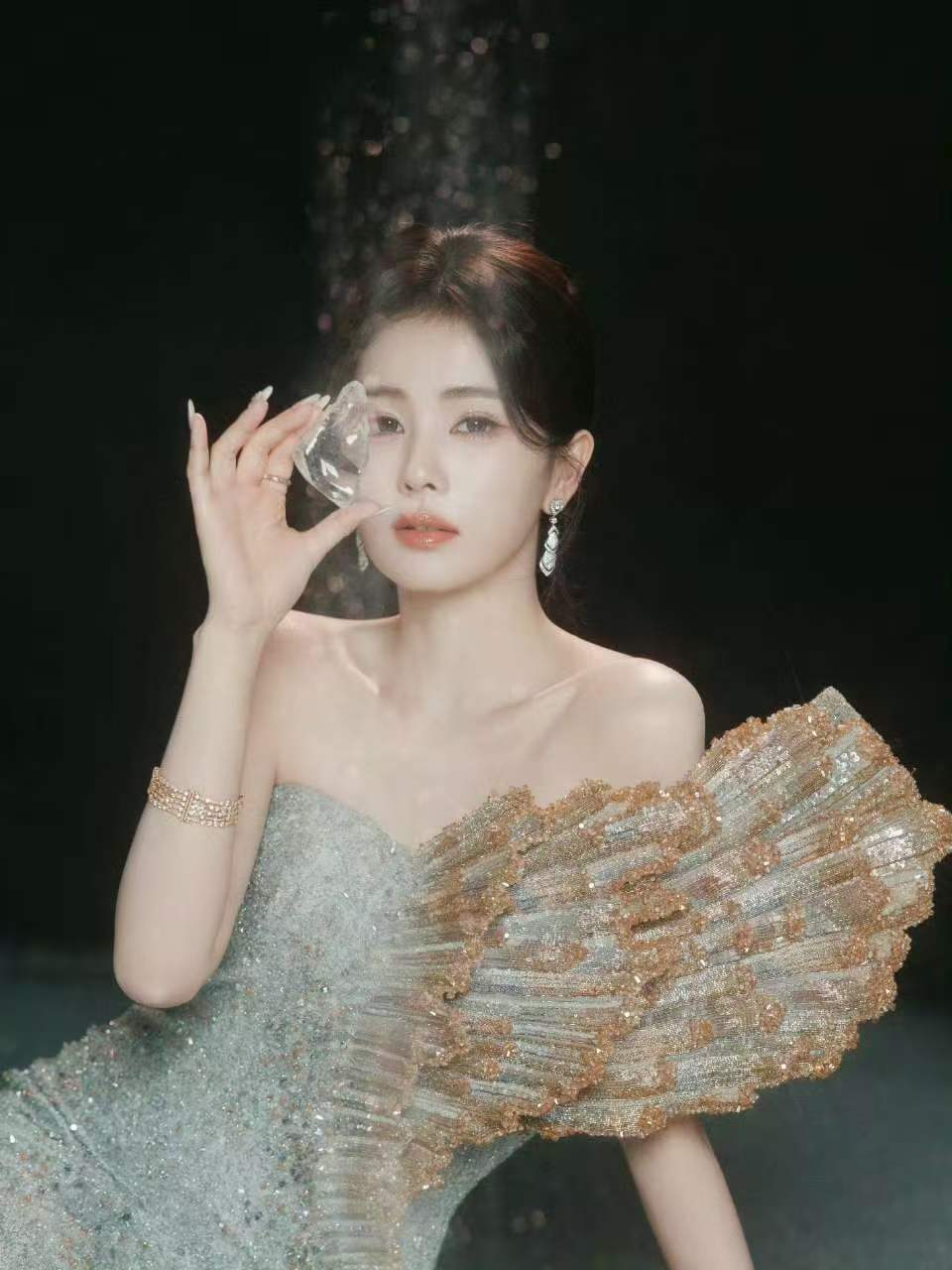 白鹿蓝色高定裙白鹿以海螺为信白鹿蓝色高定裙，好美，