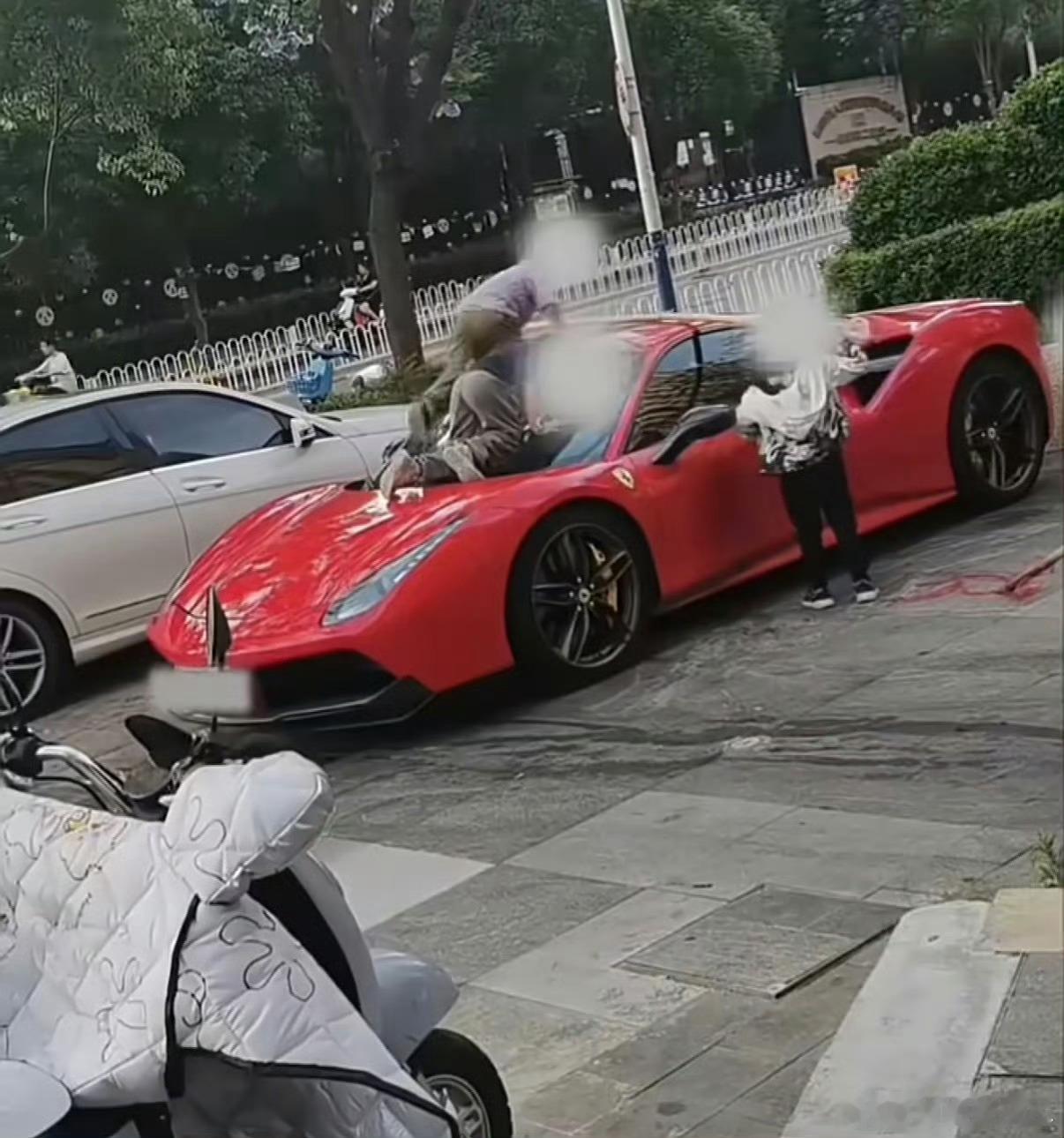 法拉利被4个孩子当滑梯玩 看着我都心疼，这么贵的车家长只愿意赔5000，这合理么