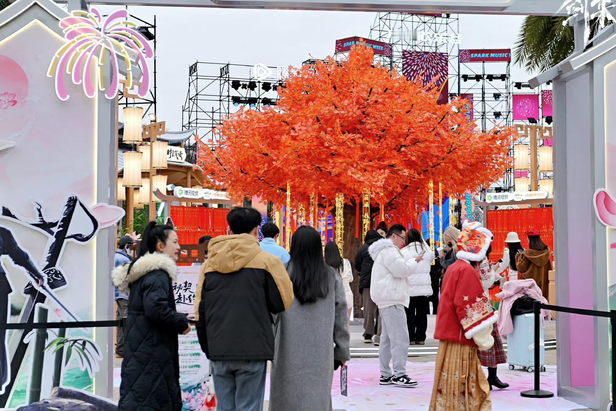 陈平安宁姚勇闯成都赛博洞天 谁懂这份跨次元感动！《剑来》主题空间空降成都欢乐谷，