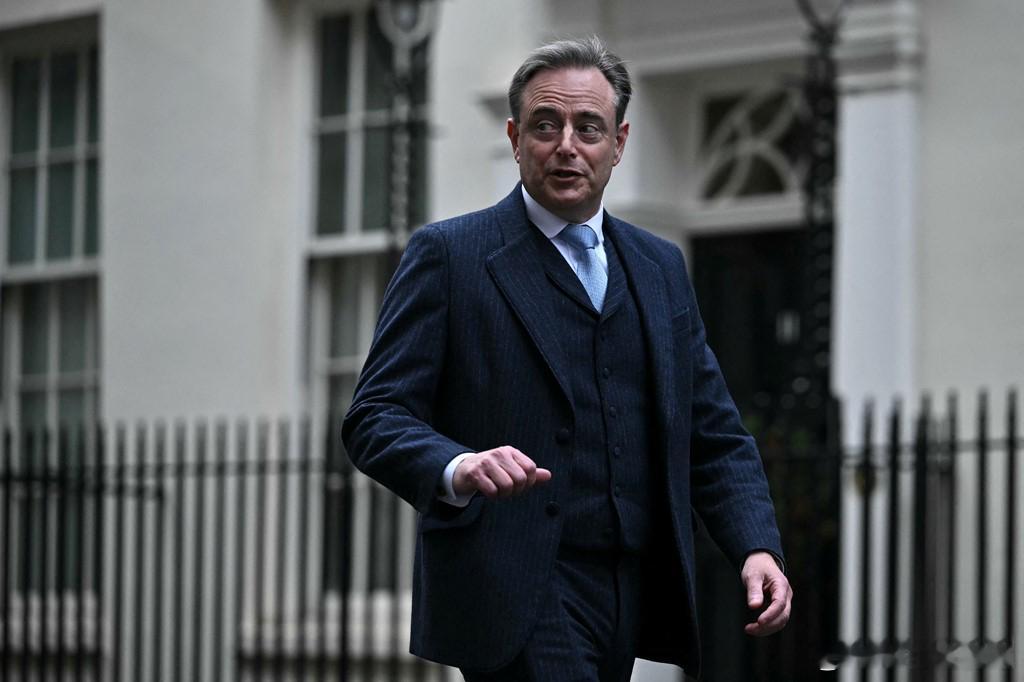 欧洲人现在仍然非常纠结，一方面，想停战之后继续和俄罗斯做朋友，另一方面，价值观又