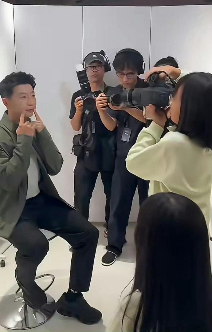 笙笙给马龙拍了拍立得这一幕也太美好！笙笙拍立得镜头里，马龙端正坐好，戳脸互动，轻