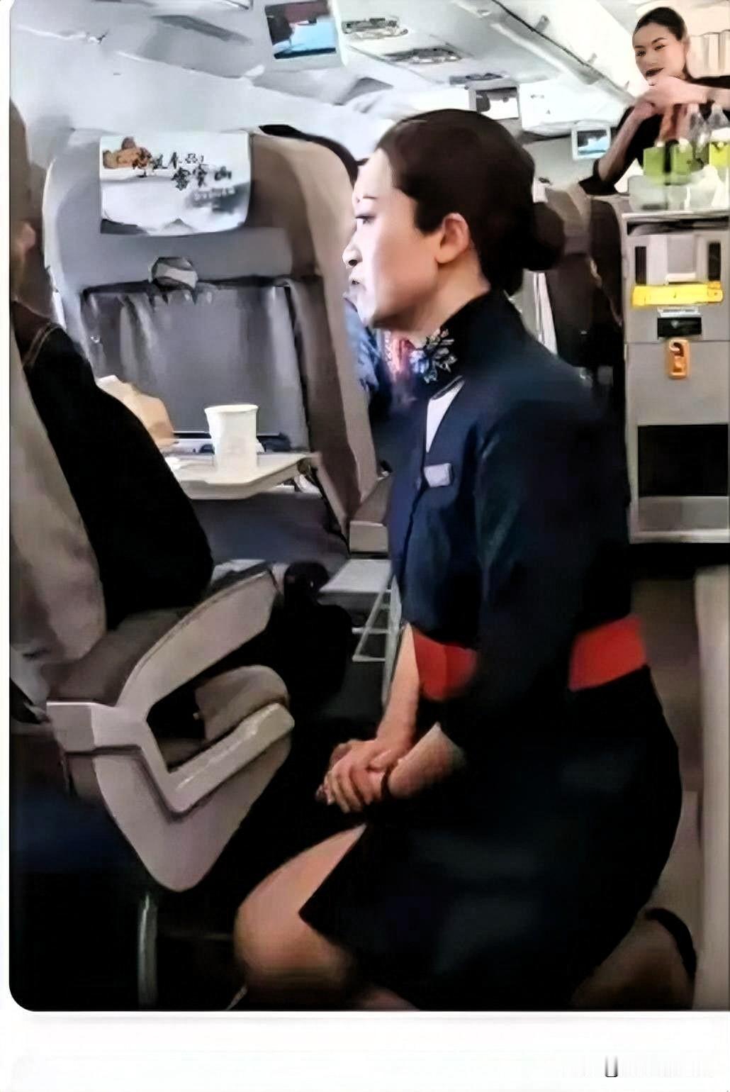 东航那趟航班上的“下跪”风波，看得人心里真不是滋味。
推车蹭到手肘，冰袋赔礼一样