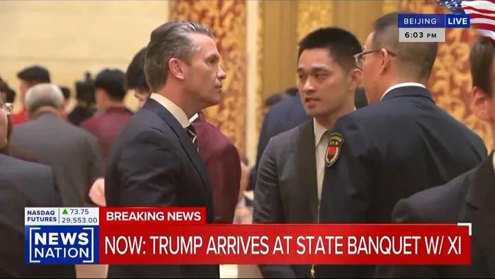由于平台限制上传视频，也只能发视频截图，这张照片显示，在宴会前，中美防长通过翻译