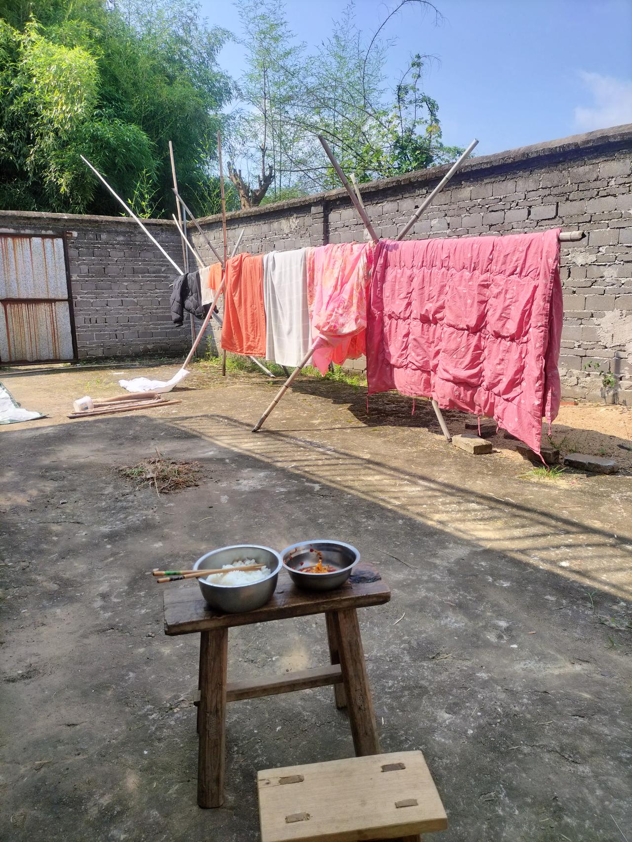 我在家里的生活非常舒服，我在老家种地种田，拿辣椒酱炒两个鸡蛋吃，我坐在院子里面吃