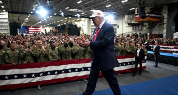 美军在南海刚摔了两架飞机，特朗普转天就带着日本首相登航母搞事情。
 
28号那天