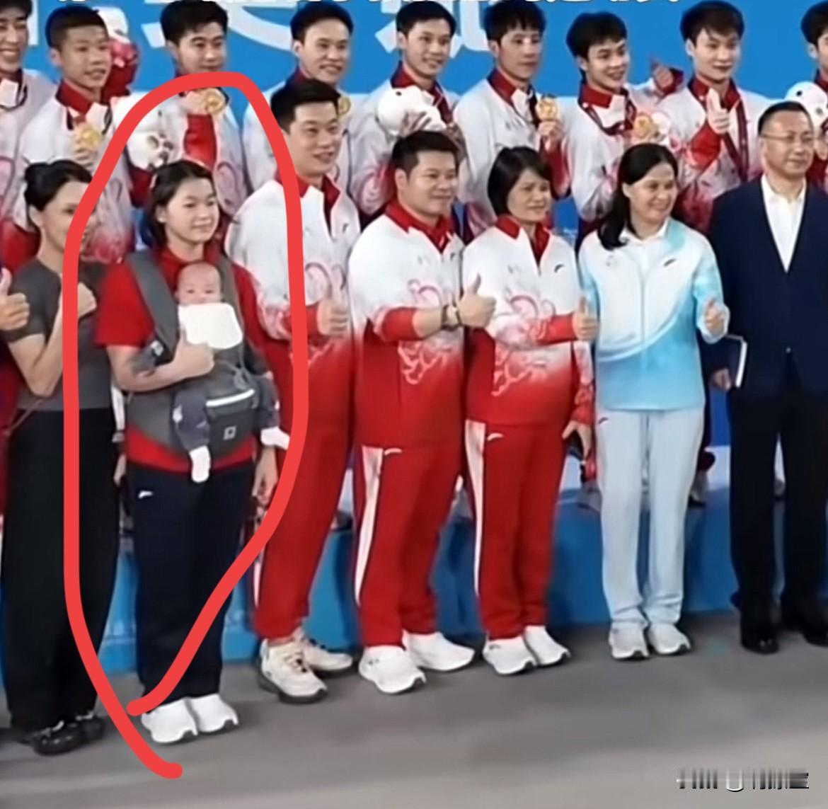 终于知道为什么那么多人讨厌全红婵了
这老练的抱娃动作
是她出身寒门最好的证明
国