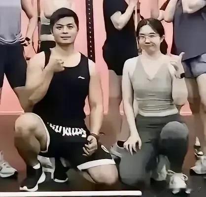 我发现出轨健身教练的30岁银行女高管已经“社会性死亡”了，理由如下：

第一：这