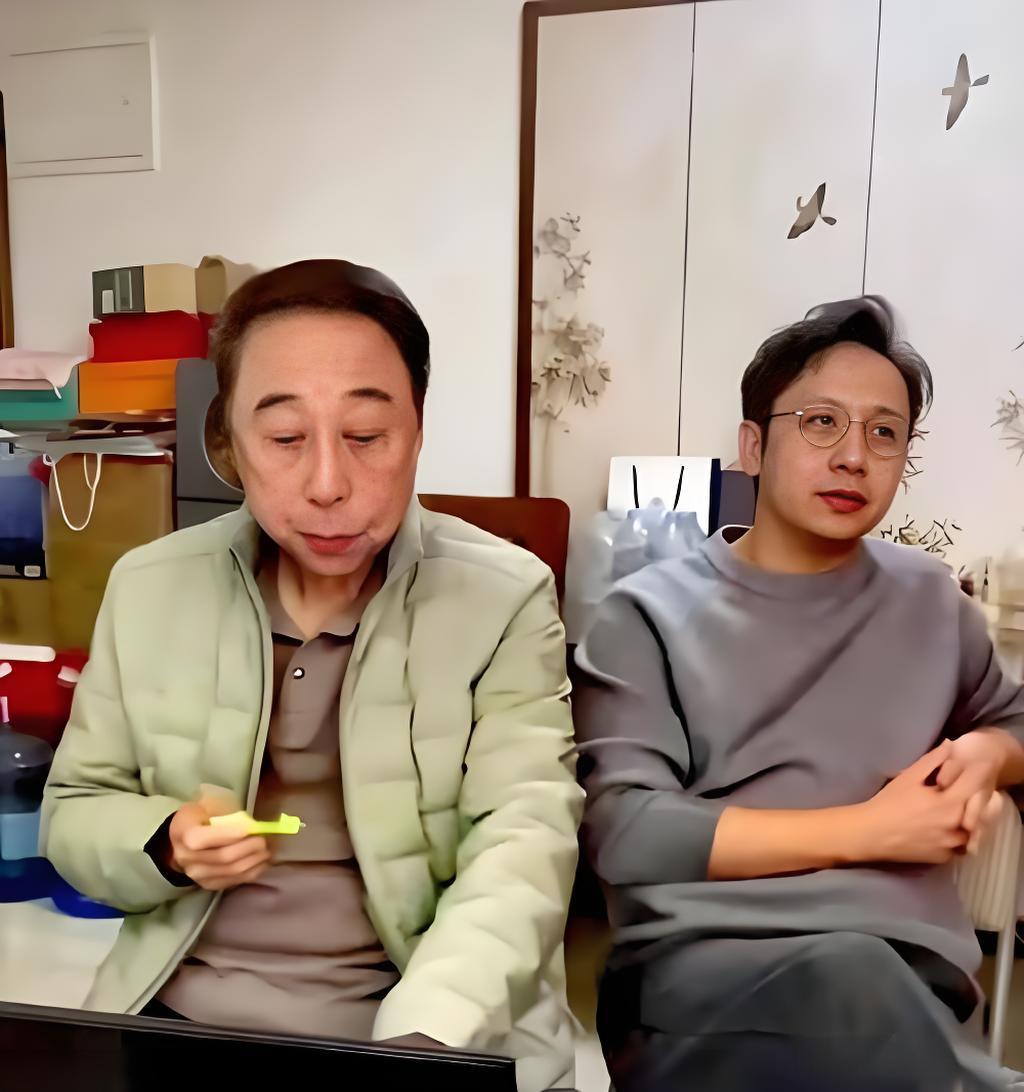 冯巩的儿子41岁还没结婚，他嘴上说“省了彩礼钱”，可姐姐一句话，把他那层窗户纸捅