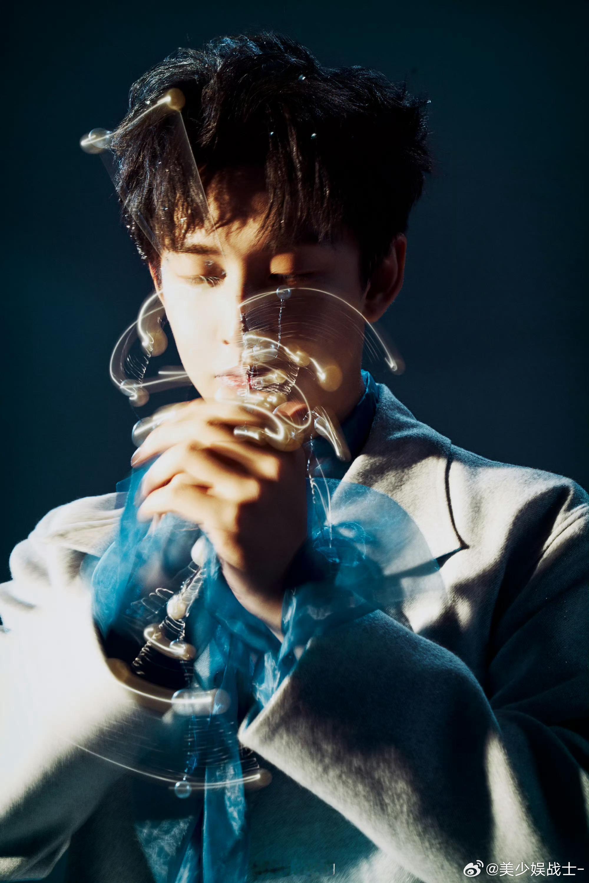 齐思钧生日兑现新歌约定 说到做到的男人最加分。齐思钧去年说会发歌，今年生日就真的