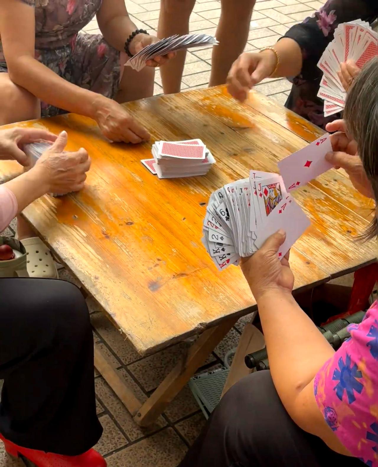 广西这是什么牌啊

两斤起拿，打一下午全在摸牌了。我不懂怎么打，不会拿牌，牌一多