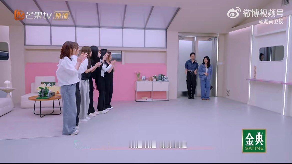 陈丽君陈昊宇i人终究是e团的玩具 笑到扶墙！侯佩岑团用魔性口号和夸张动作迎接陈丽