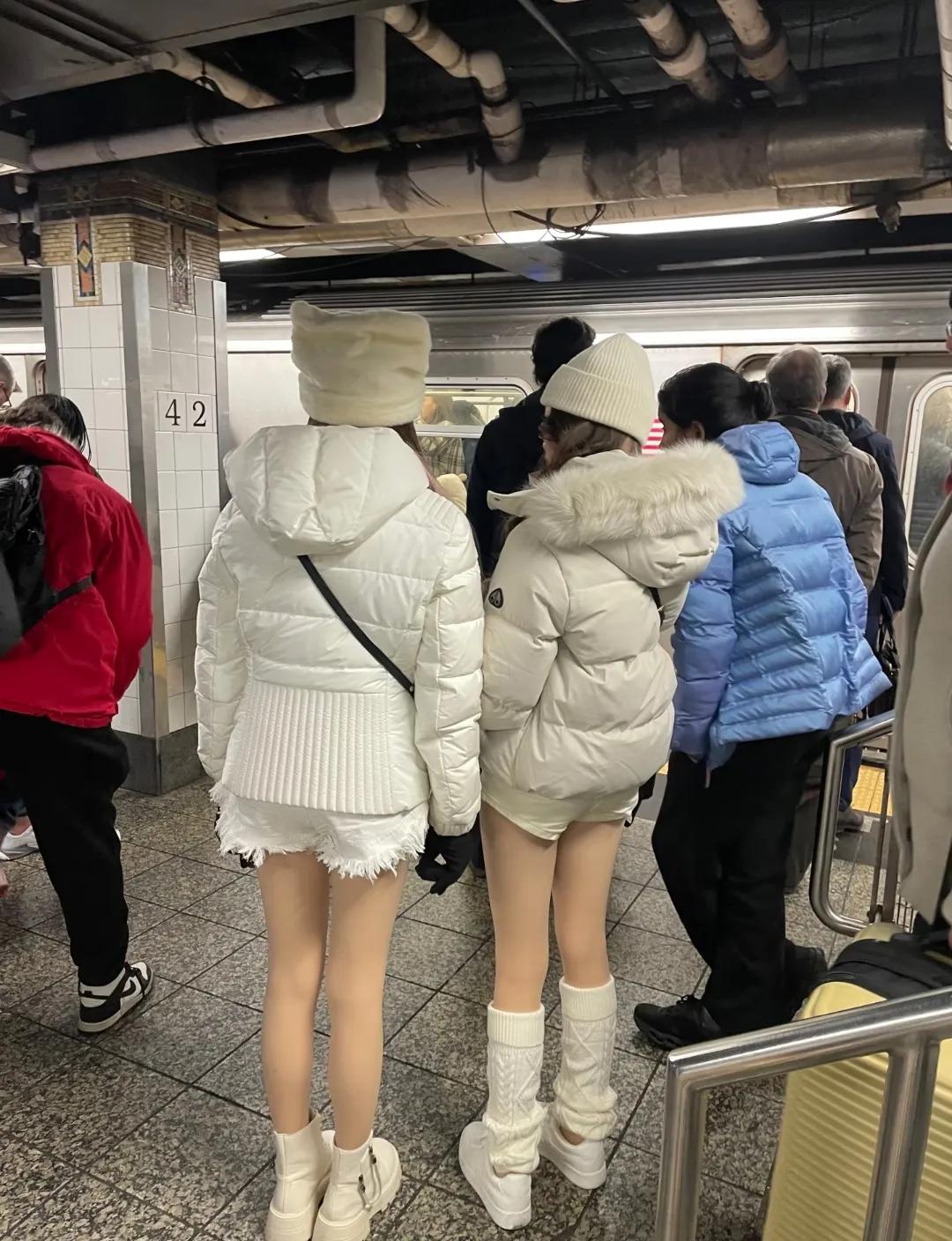 美国女性为了漂亮抗寒零下20度，这勇气绝了，太拼了！