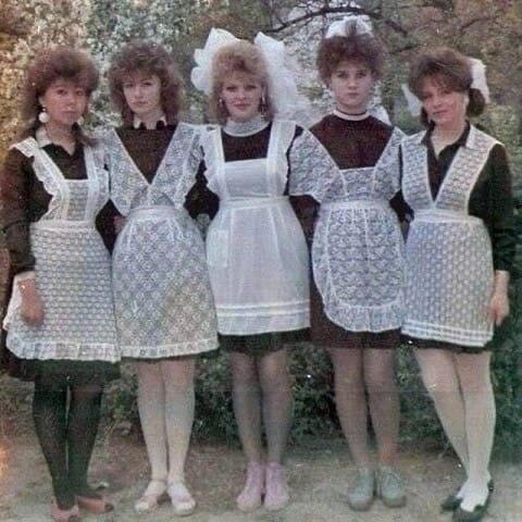 1989年，几位身着校服的苏联女孩。 ​​​