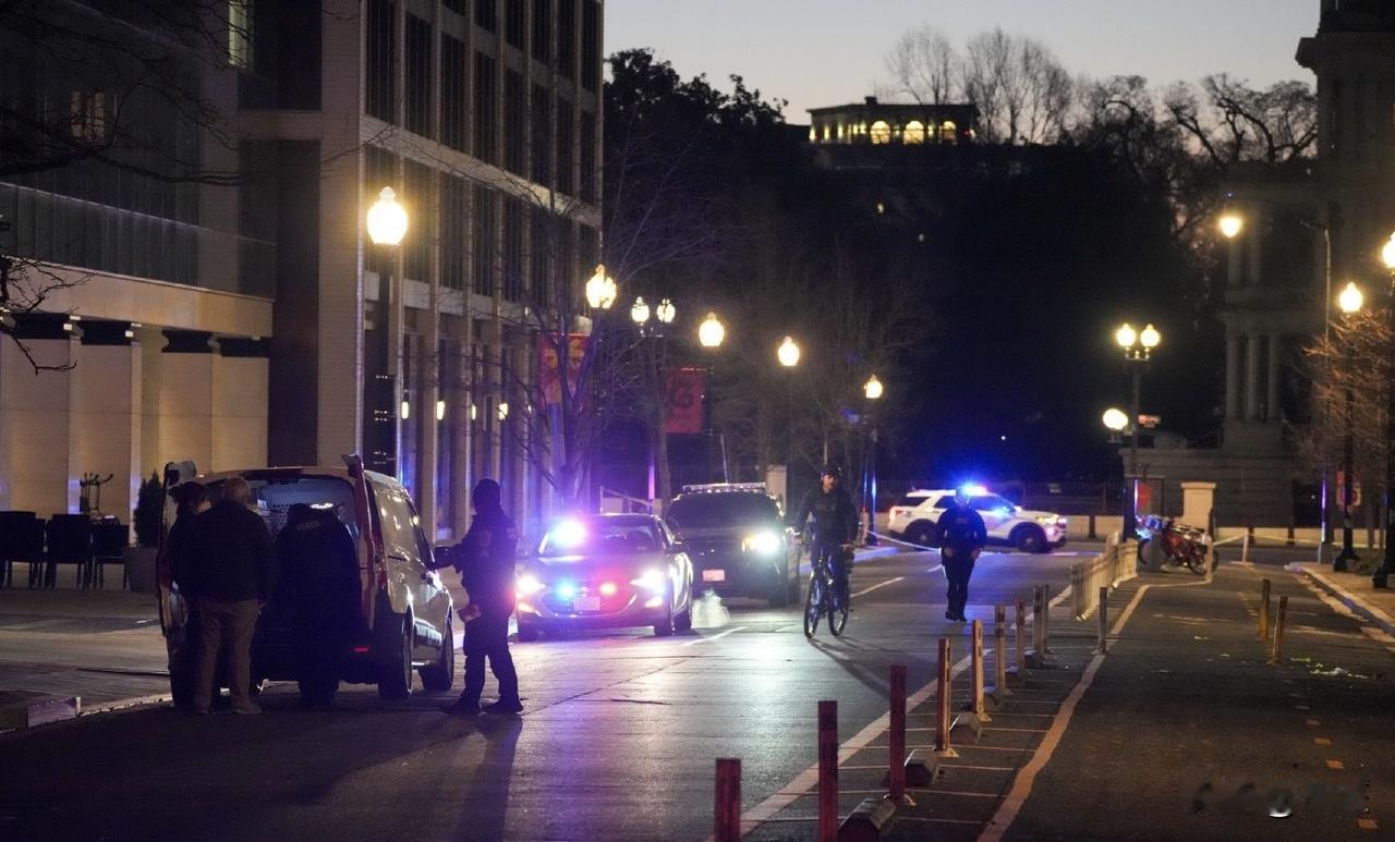 白宫附近发生枪击事件：两名国民警卫队成员身亡，特朗普下令增兵。

当地时间11月