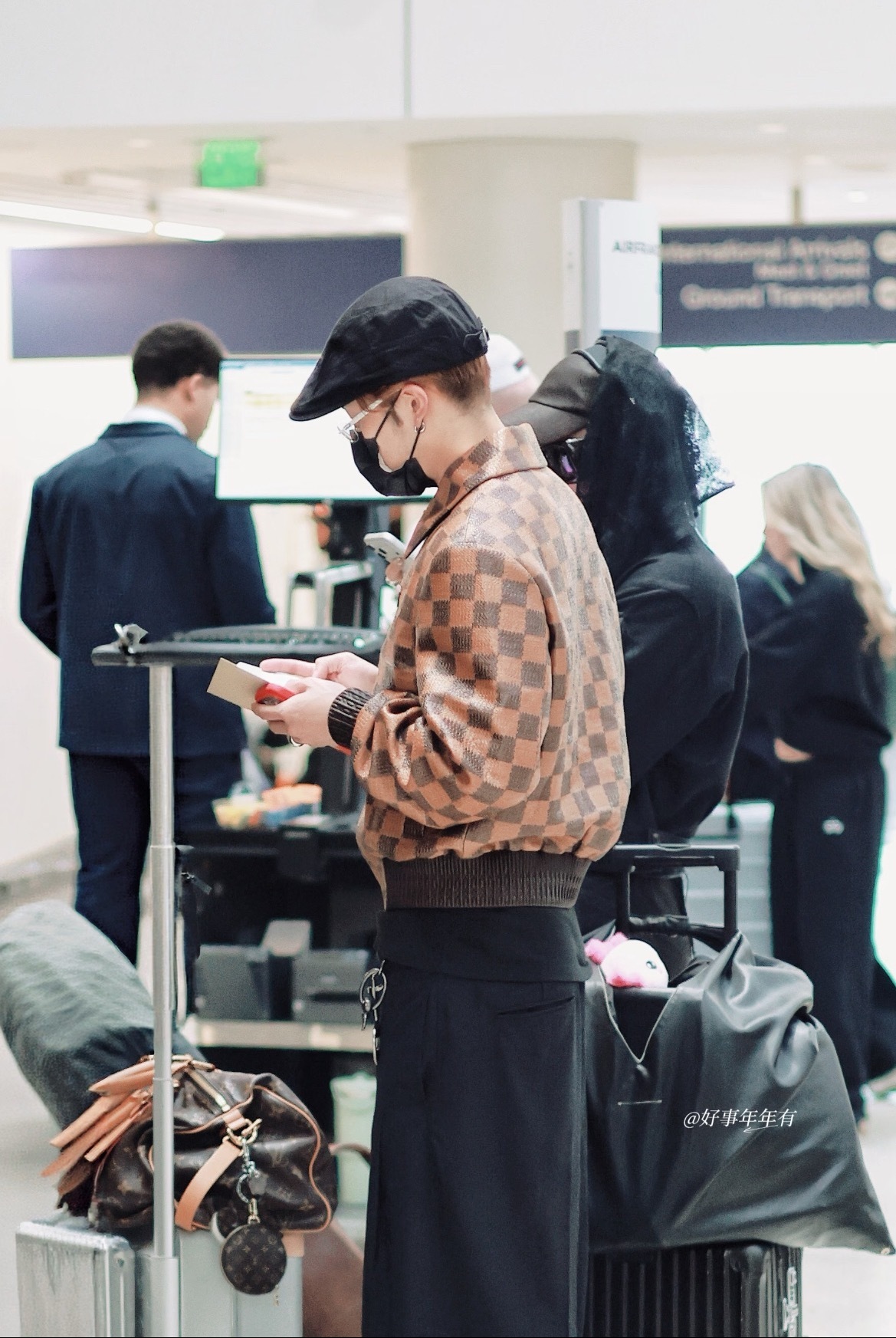王嘉尔✖️Louis Vuitton 2027春夏男装大秀机场出发造型 ✈️ 巴