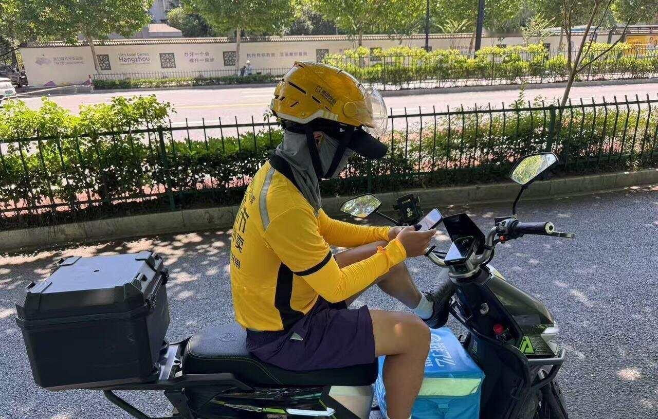 重庆这个大学生，真是把暑假过成了“历劫”。

7月份重庆那个天，出门五分钟流汗两