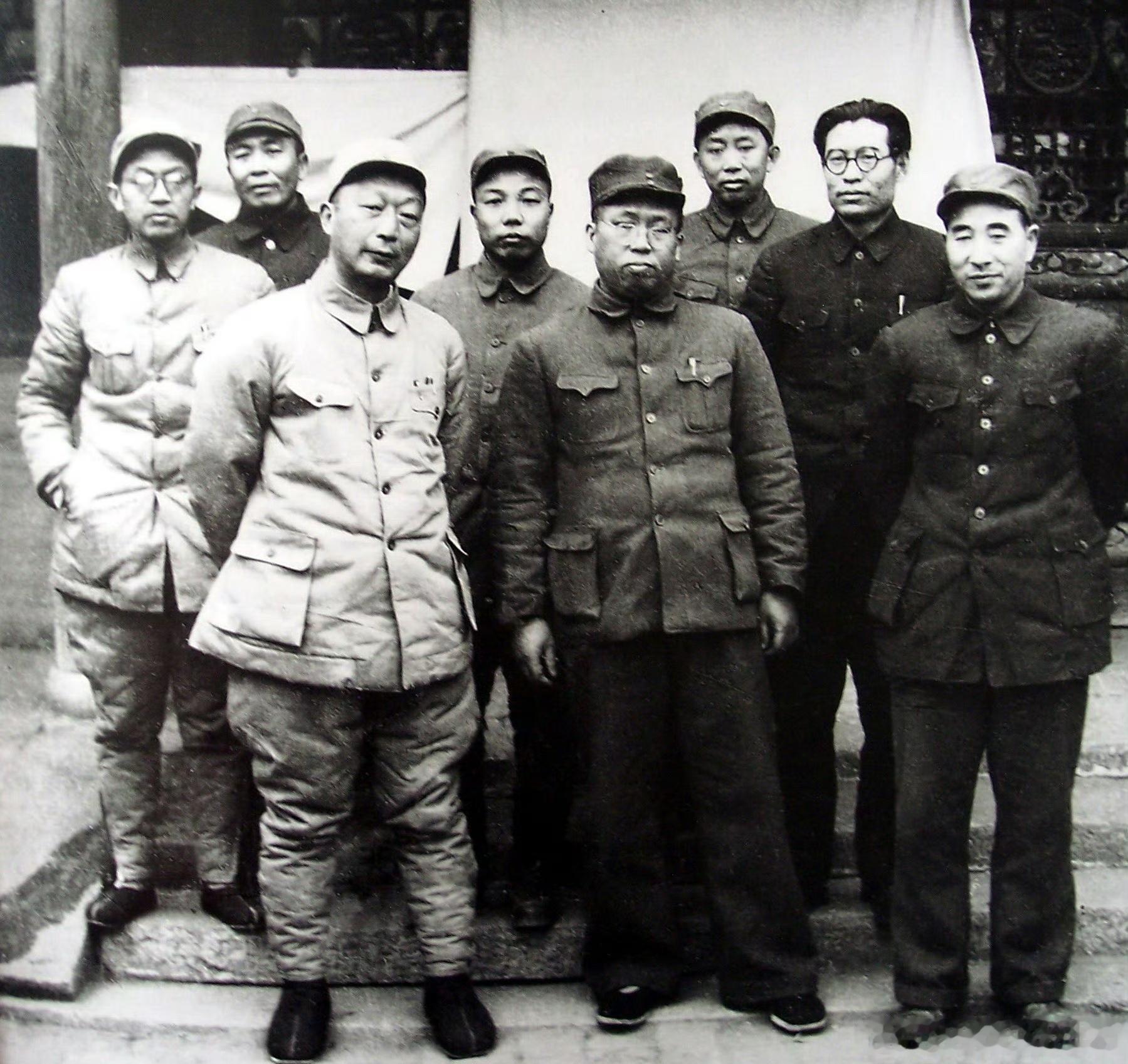 平津战役指挥员合影。第一排左起：聂荣臻、罗荣桓、林彪；第二排左起：黄克诚、萧华、