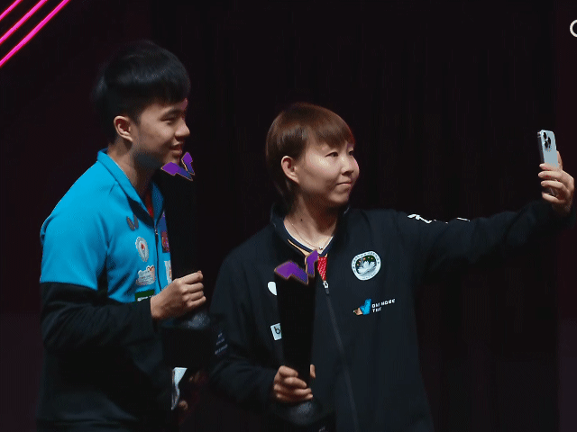 🏆多哈冠军赛圆满落幕，男女单冠军林昀儒与朱雨玲同框合影，画面暖心十足！两人此番