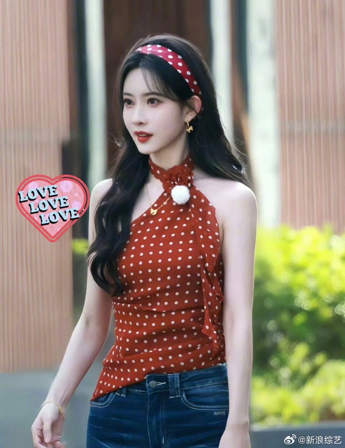 孟子义腰比名牌细今日奔跑吧录制造型真的美晕！红色波点挂脖上衣搭配牛仔裤，复古又妩