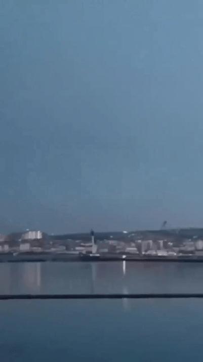 俄军AK630近防炮直接在港口里开火横扫。

前两天乌军发射大量自杀无人机，打击