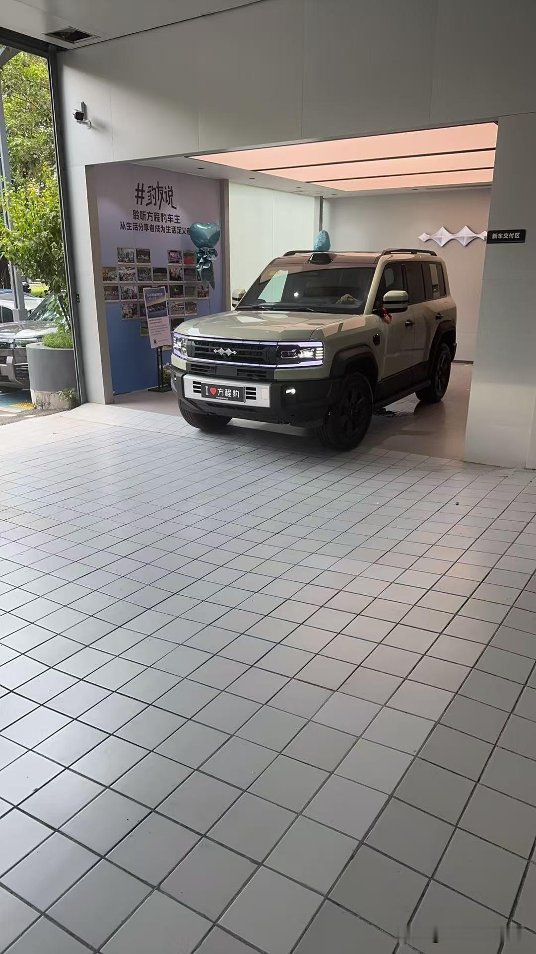 表弟说千万不要买电车 就图一乐
表弟最近把老爸给他毕业买的雷克萨斯NX换成了比亚