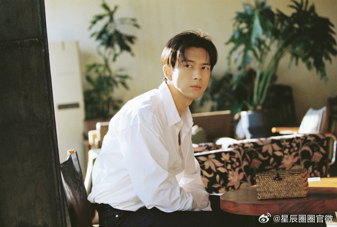 李现白衬衫生日写真李现生日写真大片 白衬衫真的和李现适配度太高！生日这组大片随性