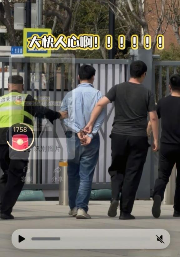 暑期旅游旺季一来，大连商圈、景区、公交地铁这些地方人挤人，本来是大家出来玩的热闹