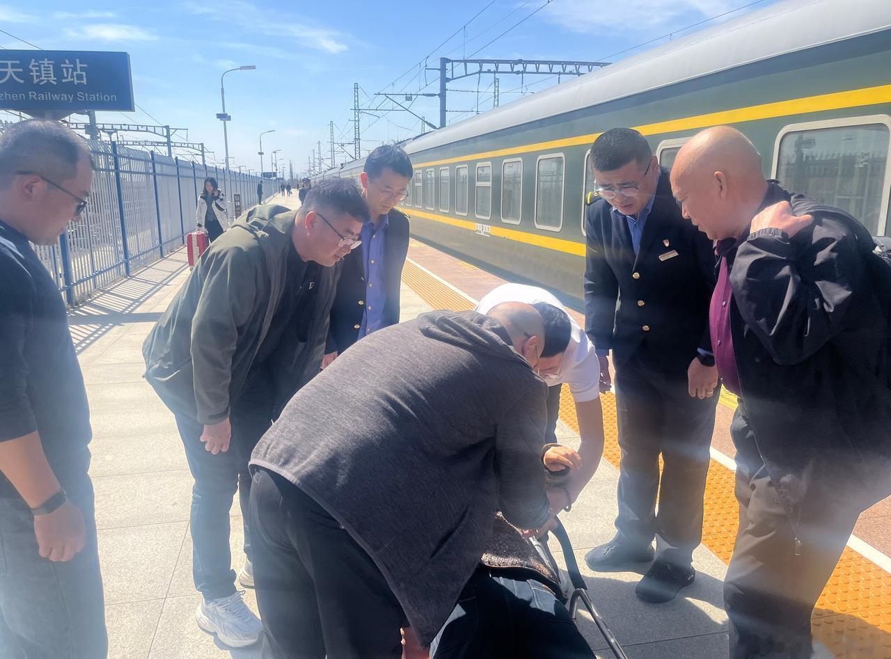 4月11日，大同车务段天镇站接收到K1277次列车上一名腰椎受伤重点旅客的帮扶出