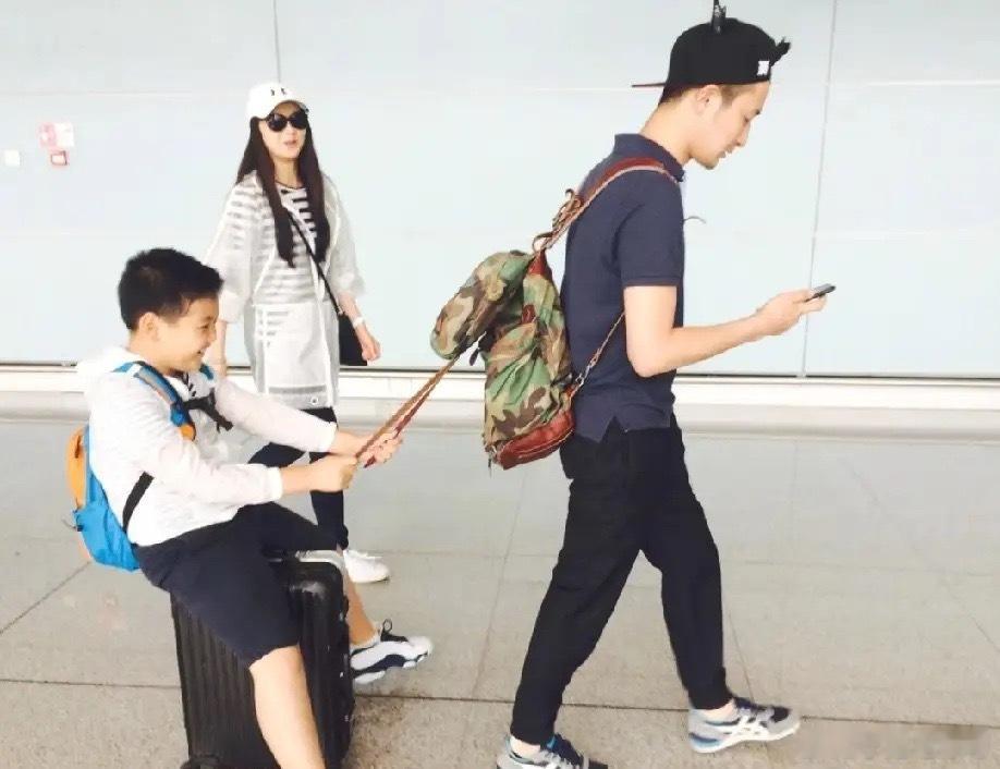 王艳分享自己和儿子球球现在和15年前的照片对比，照片中三人的动作和之前一样，变化