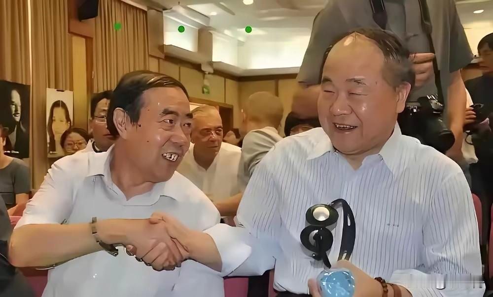 心有灵犀一点通，惺惺相惜的两位大咖，文学界的两座峰峦。

       三观以外