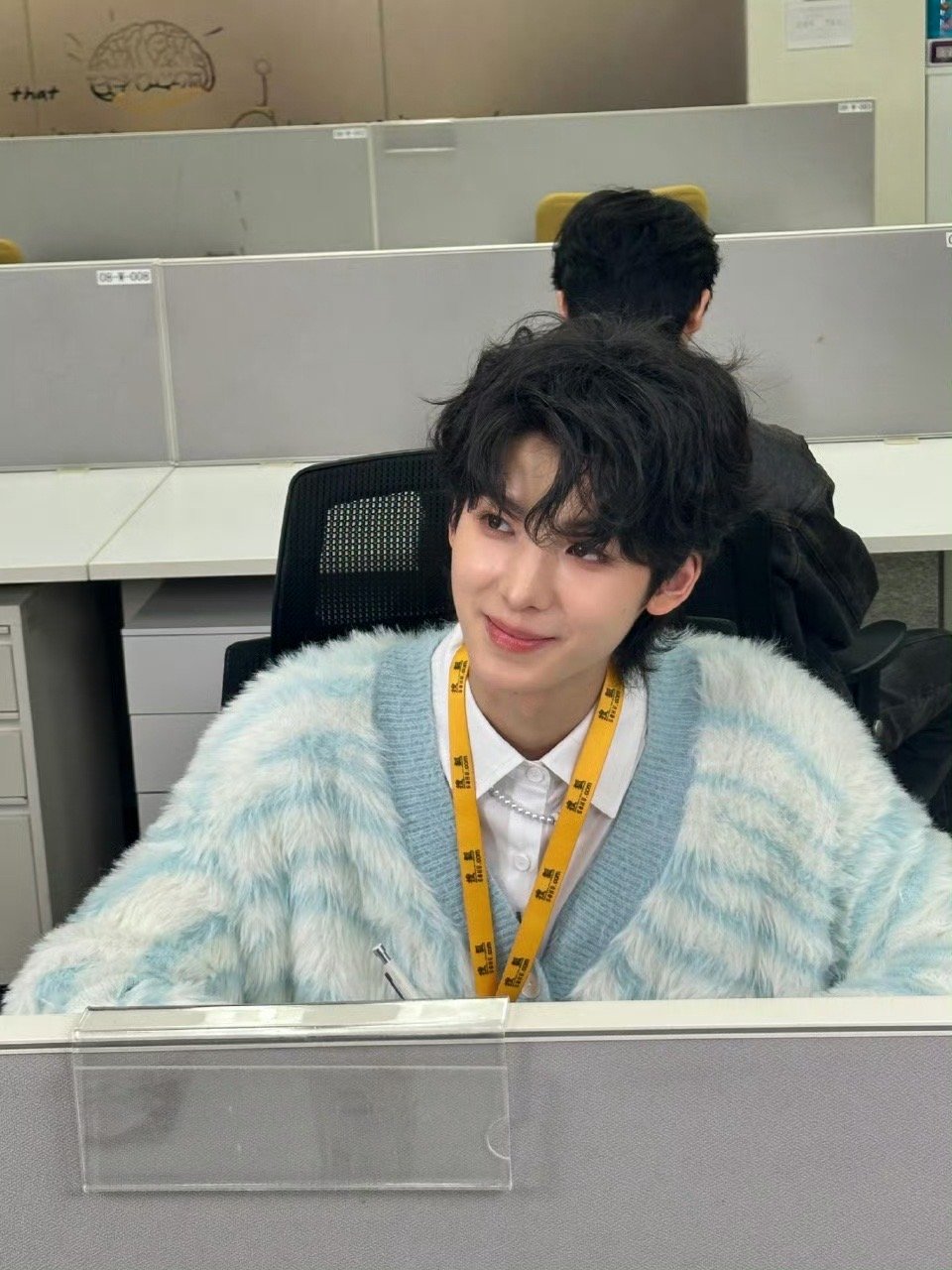 上班不崩溃全靠帅哥同事撑着 谁能拒绝19、20岁的i人帅哥同事啊！林乙洲陈述一弹