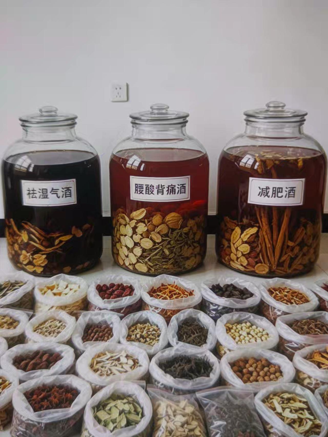 每天起来先去院子里看一下各种花花草草，因为我经常上山采药，看到各种奇花异草都会挖