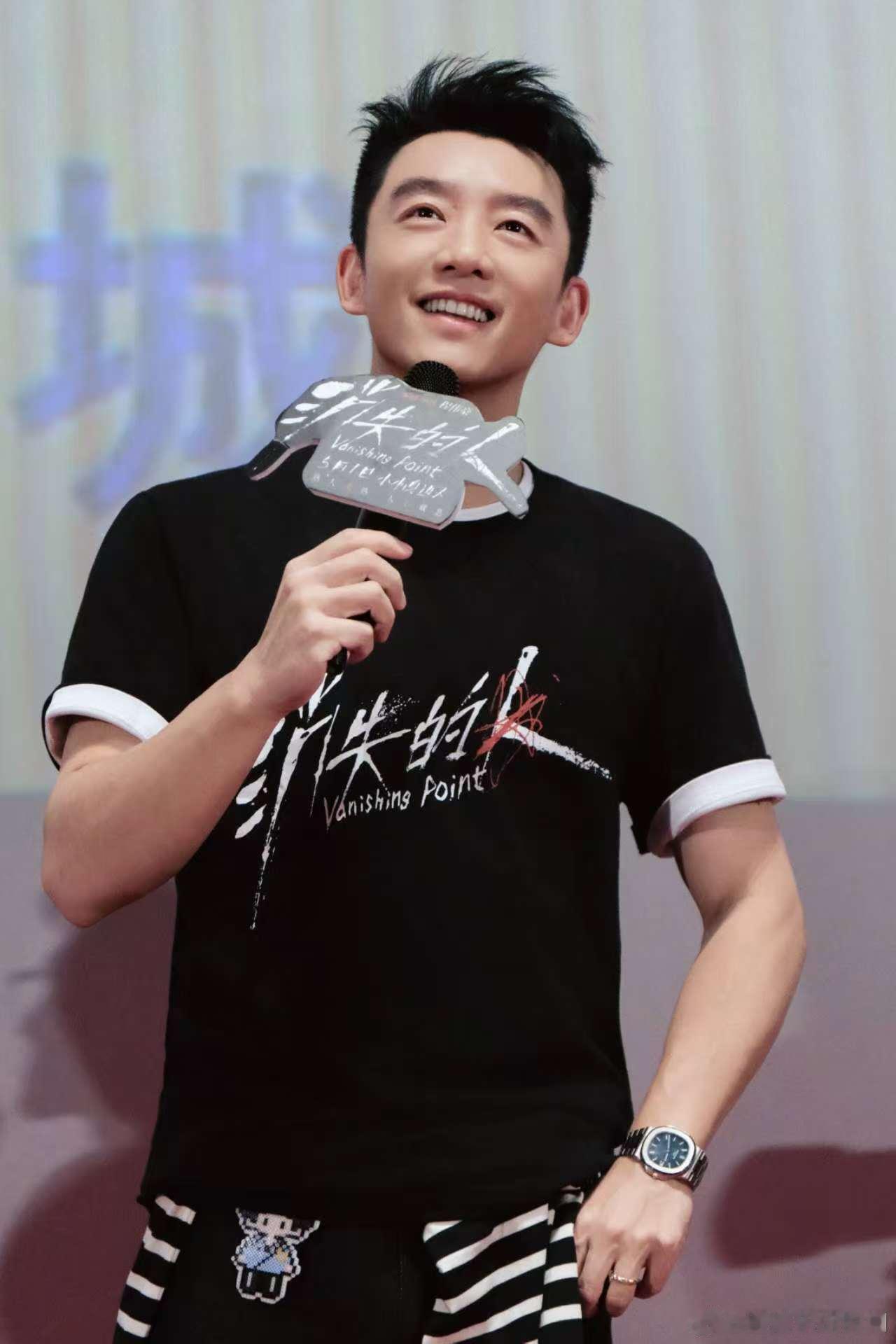 郑恺来了也得拍重庆落地签郑恺重庆行解锁三件套：吃火锅、品美食、拍落地签，完美融入