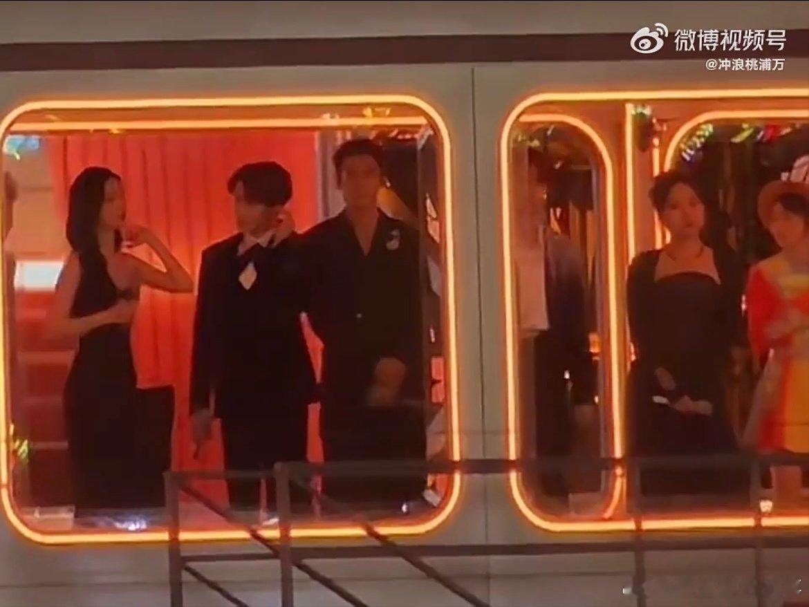 孟子义给王鹤棣看时间孟子义给王鹤棣看手机 是谁被这对互动萌到了！孟子义举着手机给