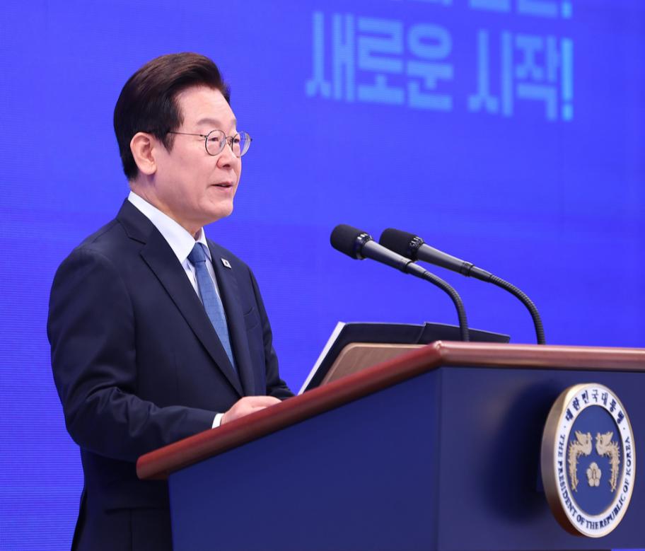 一个月前支持率还高达64%，一个月后直接跌到46.7%，不支持率首次反超，李在明