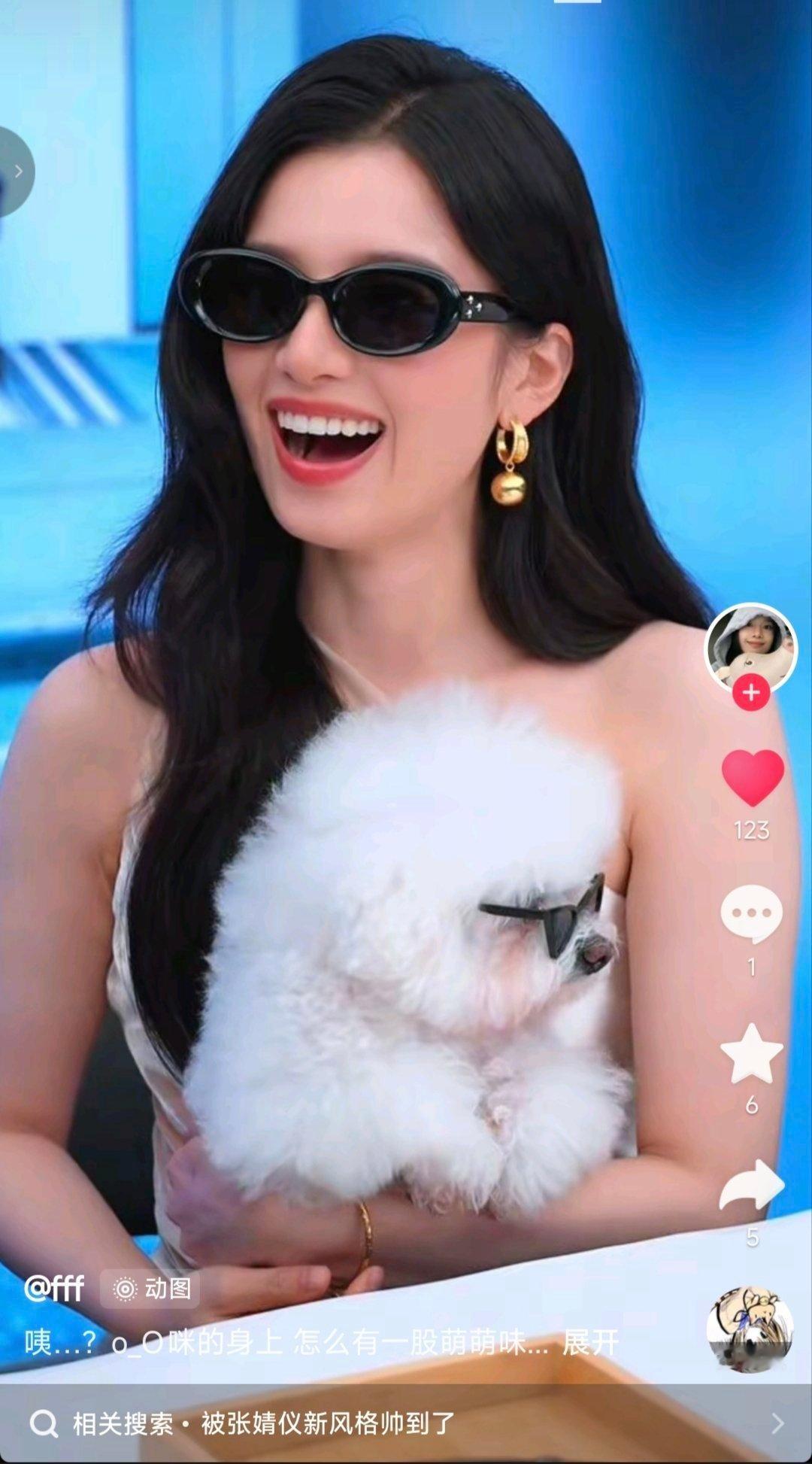 豆仔：张婧仪你背着我在外面有别的🐶了（严肃脸）这真的很像亲子（印象中豆仔没有[