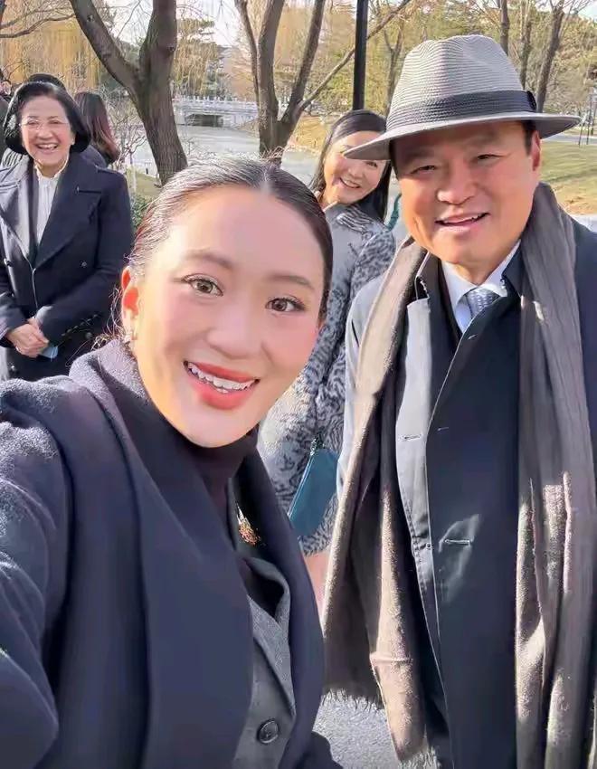 泰国新任总理阿努廷他比前总理佩通坦年长20岁，碰巧的是他的第三任妻子也比他小20