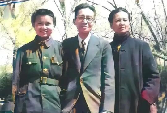 这张照片拍摄于1949年，林徽因与梁思成送女儿梁再冰参军，留下的珍贵合...
